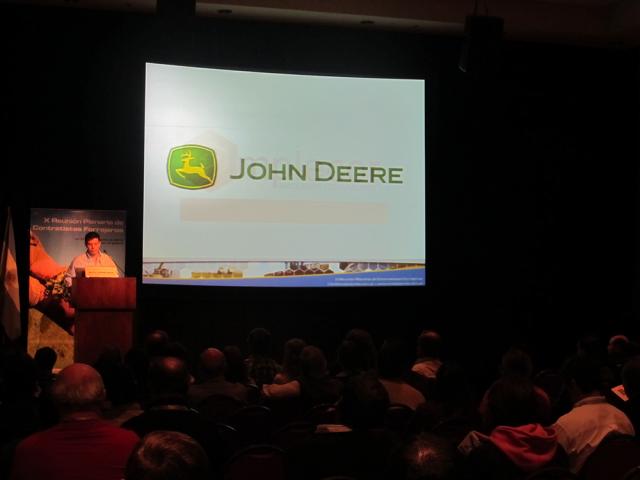 El disertante de John Deere durante el evento