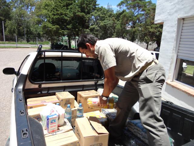 Rodrigo Albar Diaz, de Suc. Jesus Maria, cargando las donaciones en Casa Central.