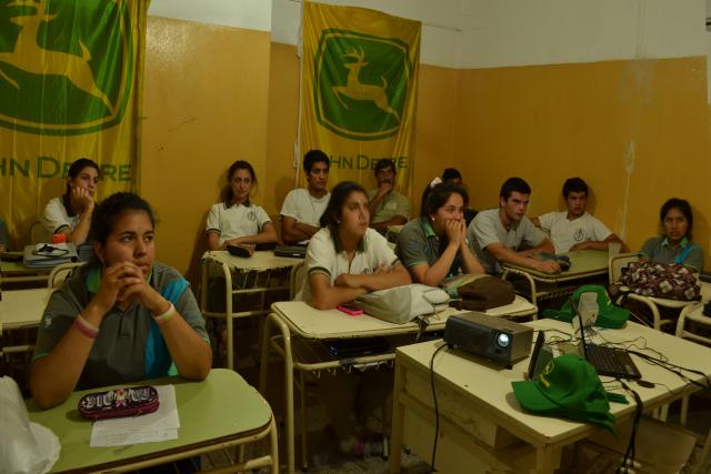 Alumnos del último año de la Escuela IPEA N°228 de Va. Fontana junto a los especialistas de CONCI.