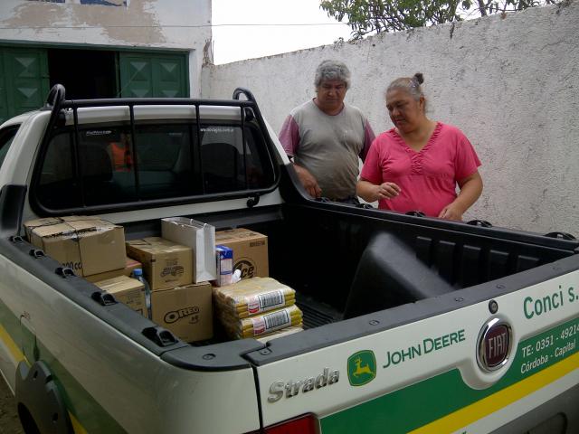 Sergio Luna, el responsable del comedor, recibiendo las donaciones.