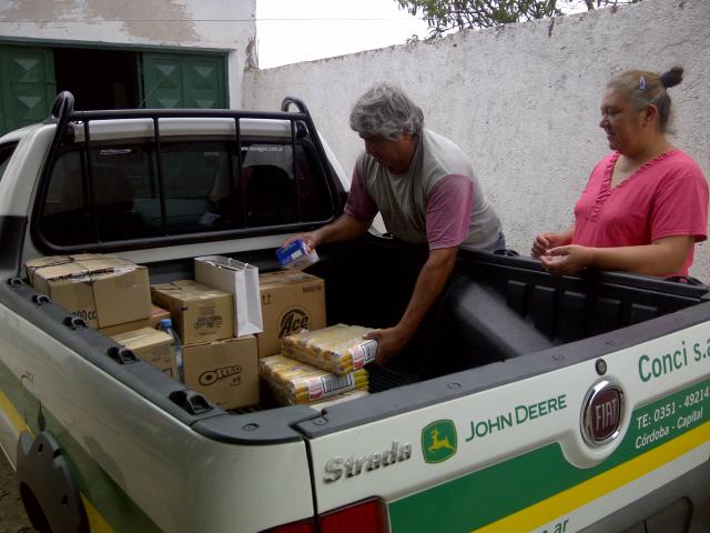 Sergio Luna, el responsable del comedor, recibiendo las donaciones.